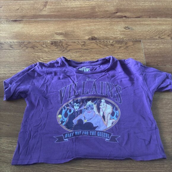 Disney Other - Disney Villains graphic short sleeve cropped tee in size M